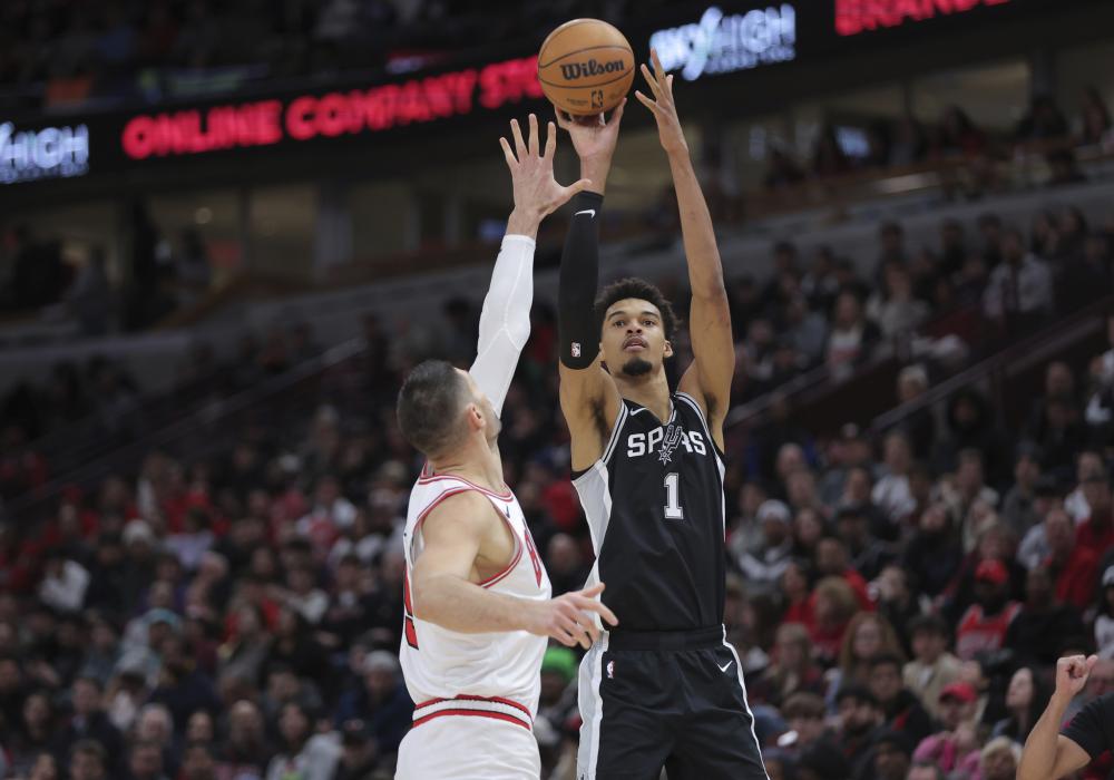 国足中场中 国足中场中